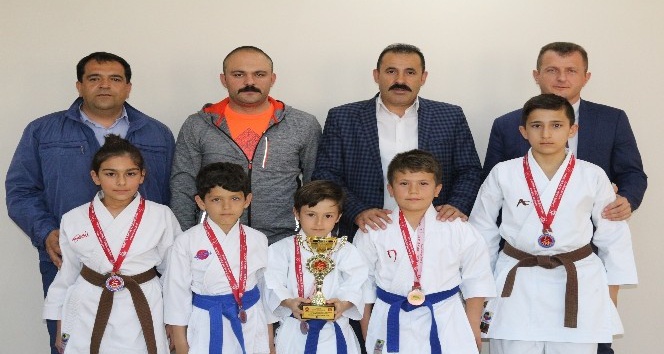 Karaman karate takımı Antalya’dan madalyalarla döndü
