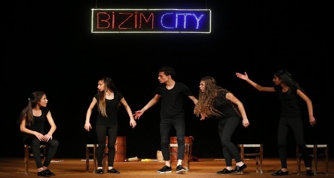 Roman gençler tiyatro oyunu sahneledi