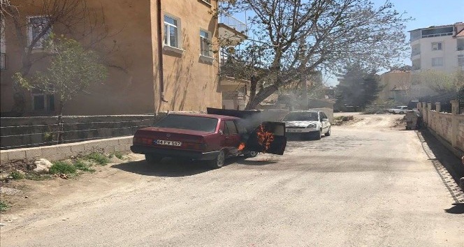Park halindeki otomobilde yangın