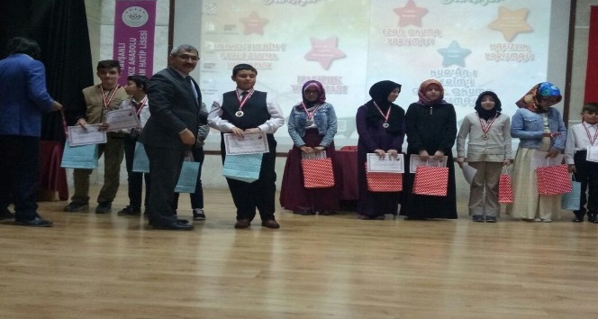 Kur’an-ı Kerim Güzel Okuma Yarışması’nda derece elde eden öğrenciler ödüllendirildi
