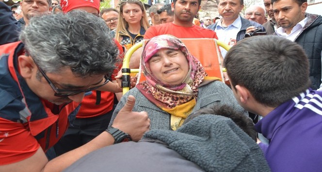 Şehit polis annesinin ölüm yıldönümünde toprağa verildi