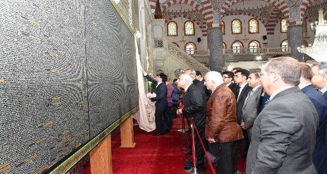 Tuvale Nakşedilmiş Kur’an-ı Kerim, Dergah Camiide sergileniyor