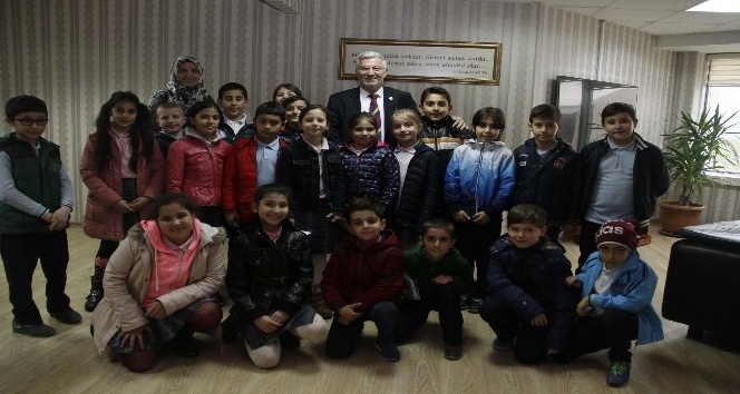 İlkokul öğrencileri Başkanvekili Özak’ı ziyaret etti