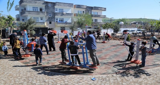 Cizreli çocuklar belediye tarafından yapılan oyun alanında doyasıya eğleniyor