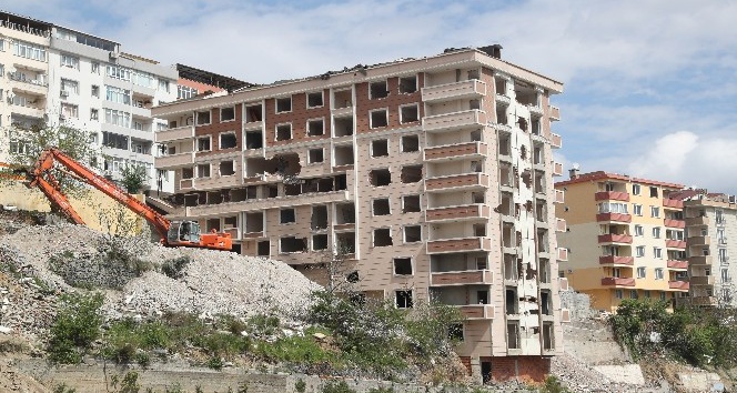 Gaziosmanpaşa’da depreme dayanıksız 2 bina yıkıldı