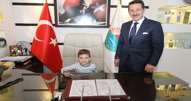 Başkan Tok, koltuğunu Minik Çınar’a devretti