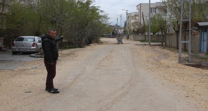 Yolları bozuk olan mahalle sakinlerinden asfalt yol talebi