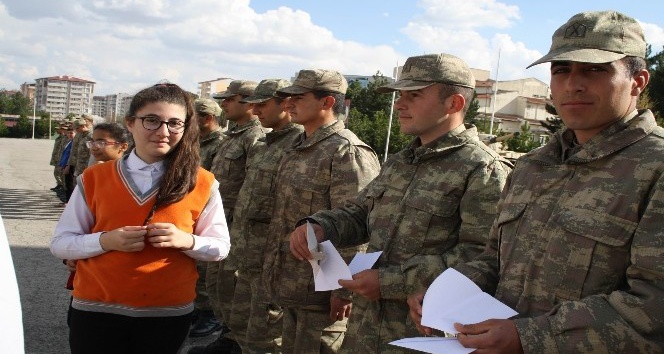 Öğrencilerden askerlere mektup
