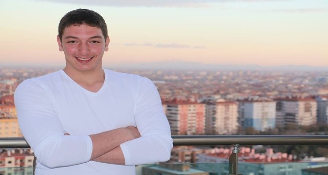 Kalbinden bıçaklanan 19 yaşındaki genç hayatını kaybetti