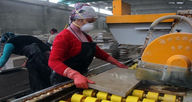 Bu kadınlar ekmeklerini taştan çıkartıyor