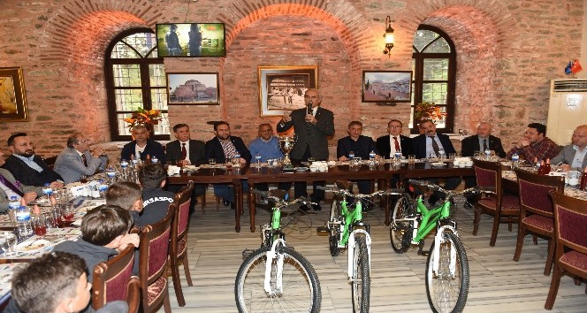 Başkan Altepe’den genç şampiyonlara bisiklet