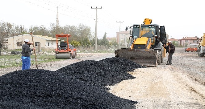 Aksaray’da sıcak asfalt çalışmaları sürüyor