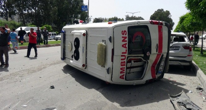 Adana’da ambulans kaza yapıp devrildi: 4 yaralı