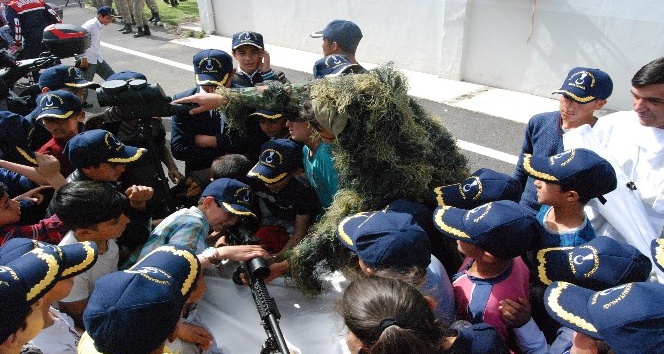 200 öğrenci İl Jandarma Komutanlığını ziyaret etti
