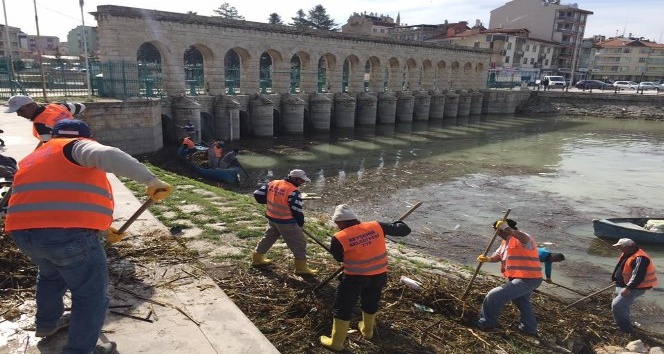 Beyşehir’de kayıklarla kıyı temizliği