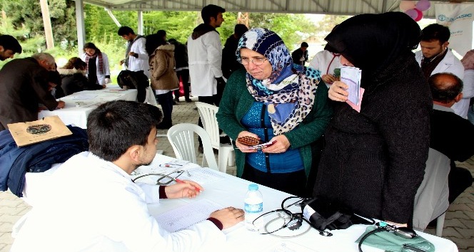 120 tıp öğrencisi kırsal mahallede sağlık taraması yaptı