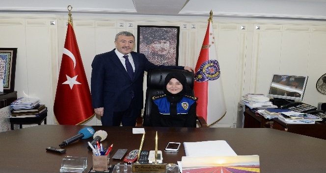 İstanbul Emniyet Müdürü Çalışkan koltuğunu şehit çocuğuna devretti