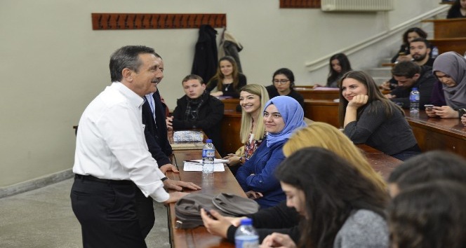 Başkan Ataç üniversitelilerle derse katıldı