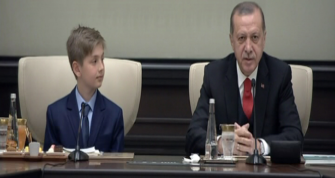 Cumhurbaşkanı Erdoğan, koltuğunu 4. sınıf öğrencisi Yiğit Türk’e bıraktı