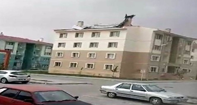 Fırtına Erzincan’da çatıları uçurdu