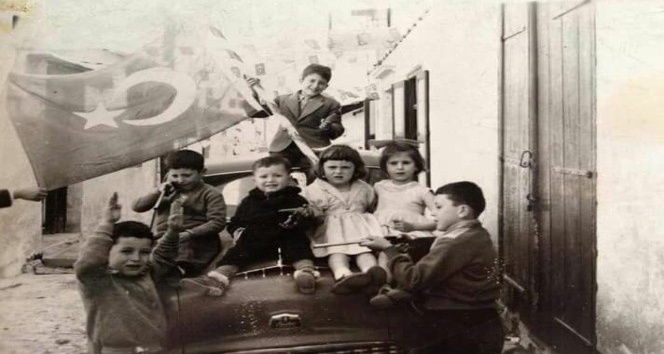 Kıbrıs’ta 1950’li yıllarda ki 23 Nisan coşkusu fotoğraf karesinde