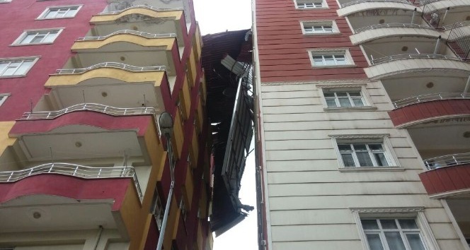 Siirt’te şiddetli rüzgar apartman çatısını uçurdu