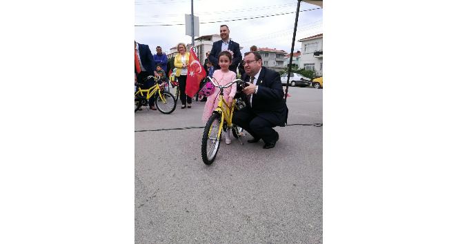 Biga Fenerbahçeliler Derneği çocuklara bisiklet dağıttı