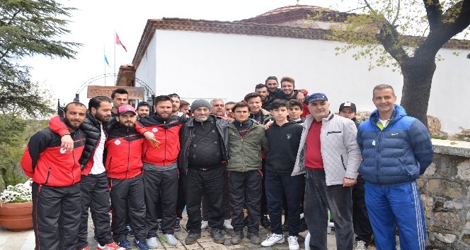 Bileciksporlu oyuncular zorlu Vitraspor maçı öncesi Şeyh Edebali Türbesini ziyaret etti