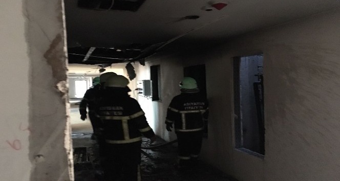 Otel inşaatında çıkan yangın paniğe neden oldu