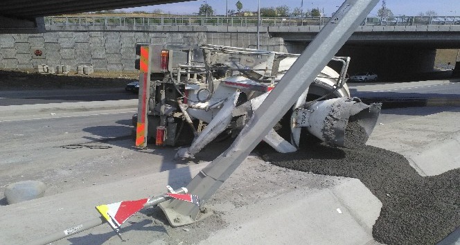 Başakşehir’de virajı alamayan beton mikseri yola devrildi