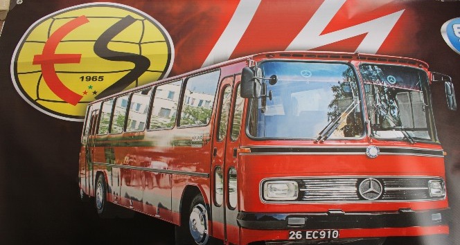 Eskişehirspor’un efsanelerini stada emektar otobüs taşıdı