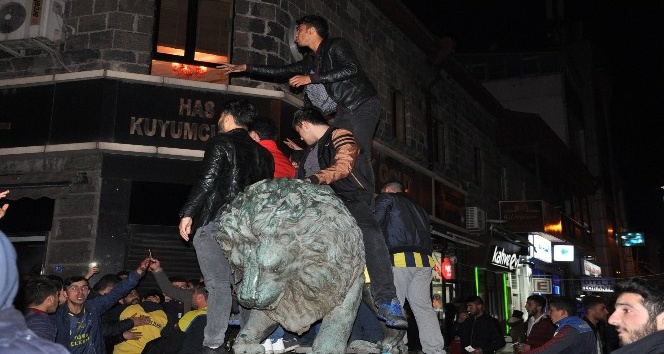 Fenerbahçeli taraftalar galibiyeti aslan heykeline binerek kutladı