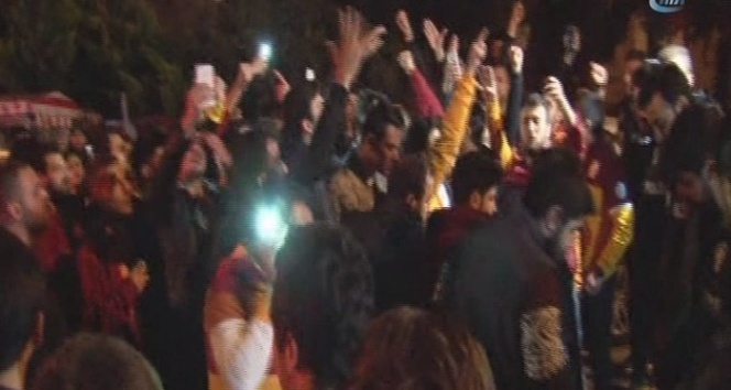 Galatasaray taraftarları, Florya’da yönetim ve futbolcuları protesto etti