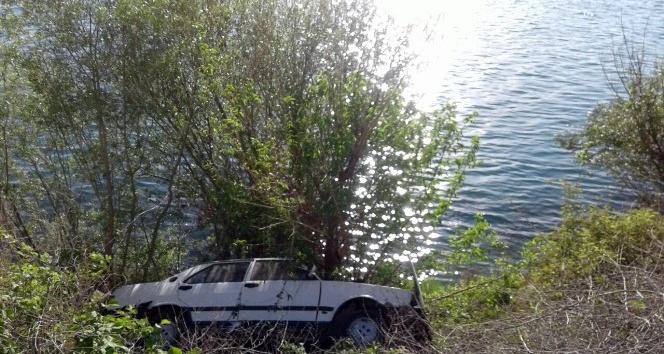 Otomobilin Fırat Nehri’ne düşmesini ağaç engelledi