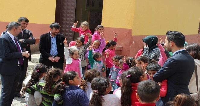 Kaymakam Özderin köy çocuklarını sevindirdi