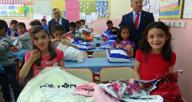 Türk ve Suriyeli çocuklara kıyafet yardımı