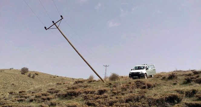 Sivas’ta şiddetli fırtına 168 elektrik direğini yıktı