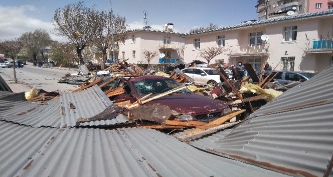 Sivas’ta şiddetli fırtına 100’den fazla binanın çatısını uçurdu, 46 araca zarar verdi