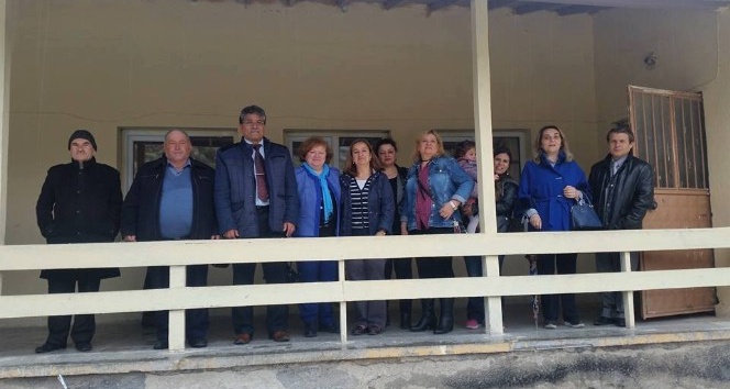 Yurt Ay-Der Ayazini köyünde 46 öğrenciye giysi ve ayakkabı yardımı yaptı