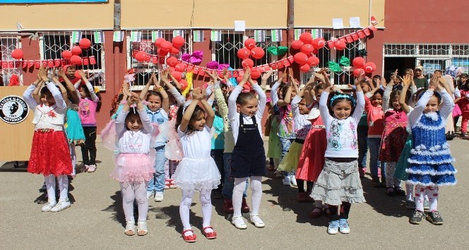 Suriyeli çocuklardan 23 Nisan kutlaması
