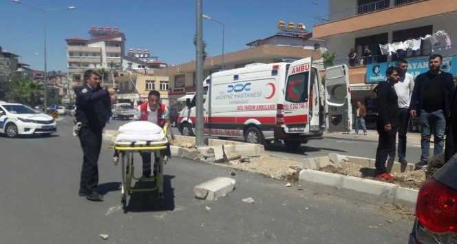 Manavgat’ta otomobil çiçek diken işçilere çarptı: 3 yaralı