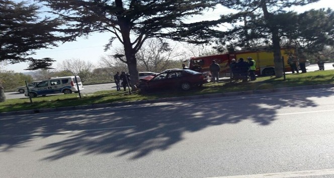 Otomobil ağaca çarptı: 1 ölü, 2 yaralı