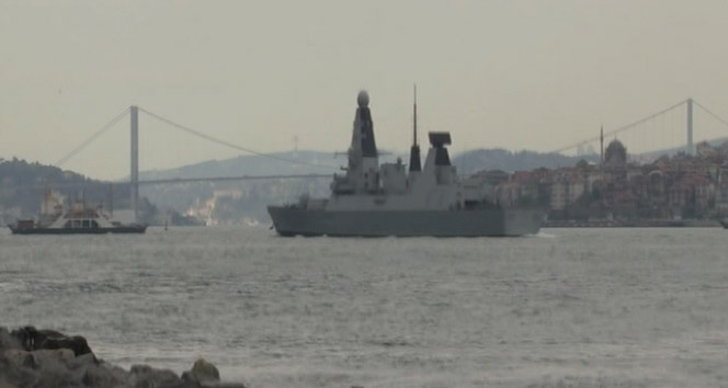İngiliz savaş gemisi İstanbul Boğazı&#039;ndan geçti