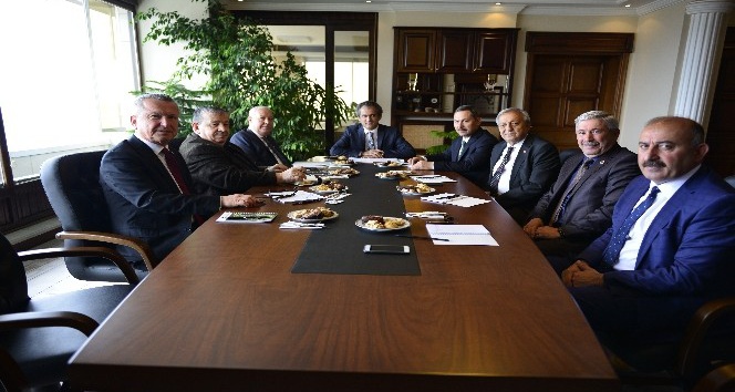 Rektör Özer, belediye başkanları ile üniversitenin gelişimini paylaştı