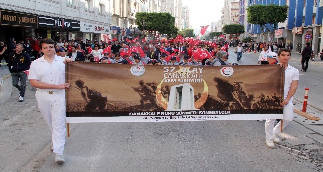 1 kilometrelik dev Türk bayrağı ile ’57. Alay Çanakkale Vefa Yürüyüşü’
