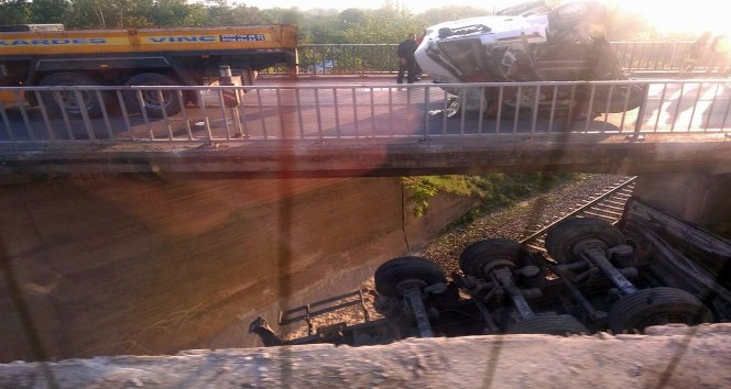 Kamyon köprüden demiryoluna düştü, tren seferleri durdu