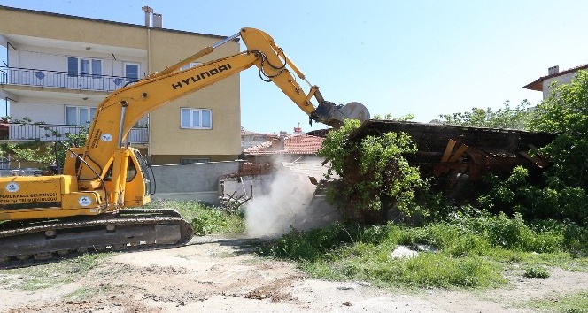 Pamukkale Belediyesi metruk binaları yıkıyor