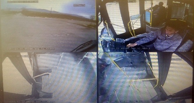 Halk otobüsü ve tırın çarpıştığı kaza kameralara yansıdı