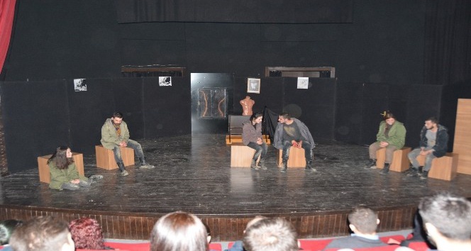 Düzce Üniversitesi Öğrencilerinden etkileyici bir tiyatro gösterisi