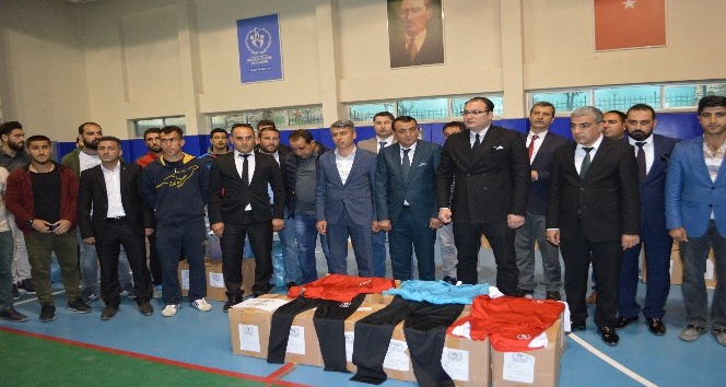 Şırnak’ta amatör spor kulüplerine malzeme dağıtıldı